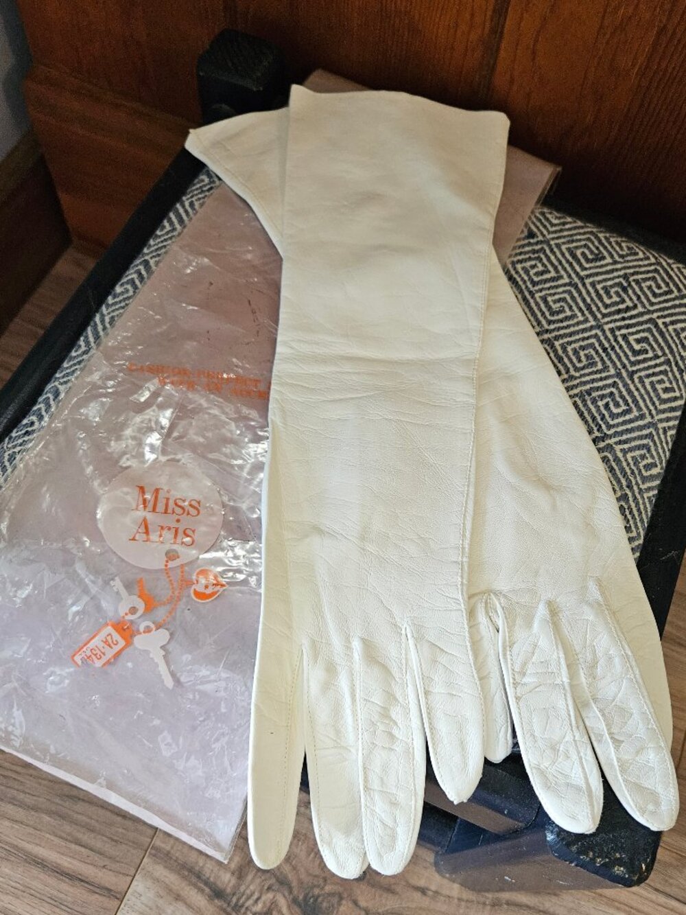 Vintage 'Miss Aris'/ Lavaris White Kid Leather 14" Gloves, Size 7, Made in Italy
